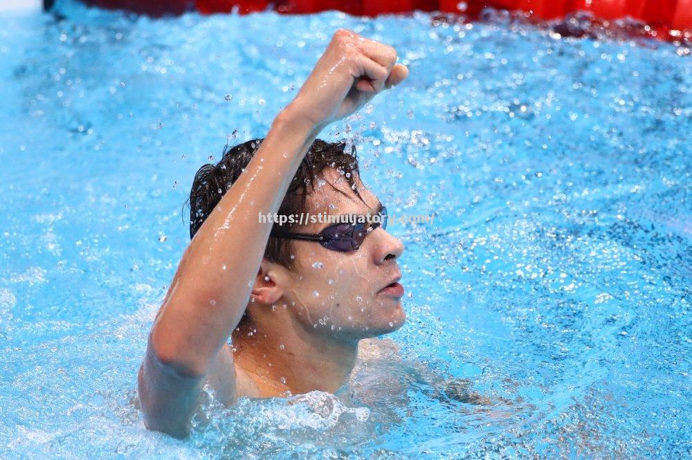 荷兰游泳冠军勇夺金牌赛场惊现壮丽一幕