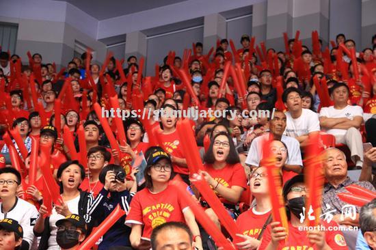 青岛黄海球迷助威震天响,队员们斗志昂扬 青岛黄海球迷助威震天响,队员们斗志昂扬