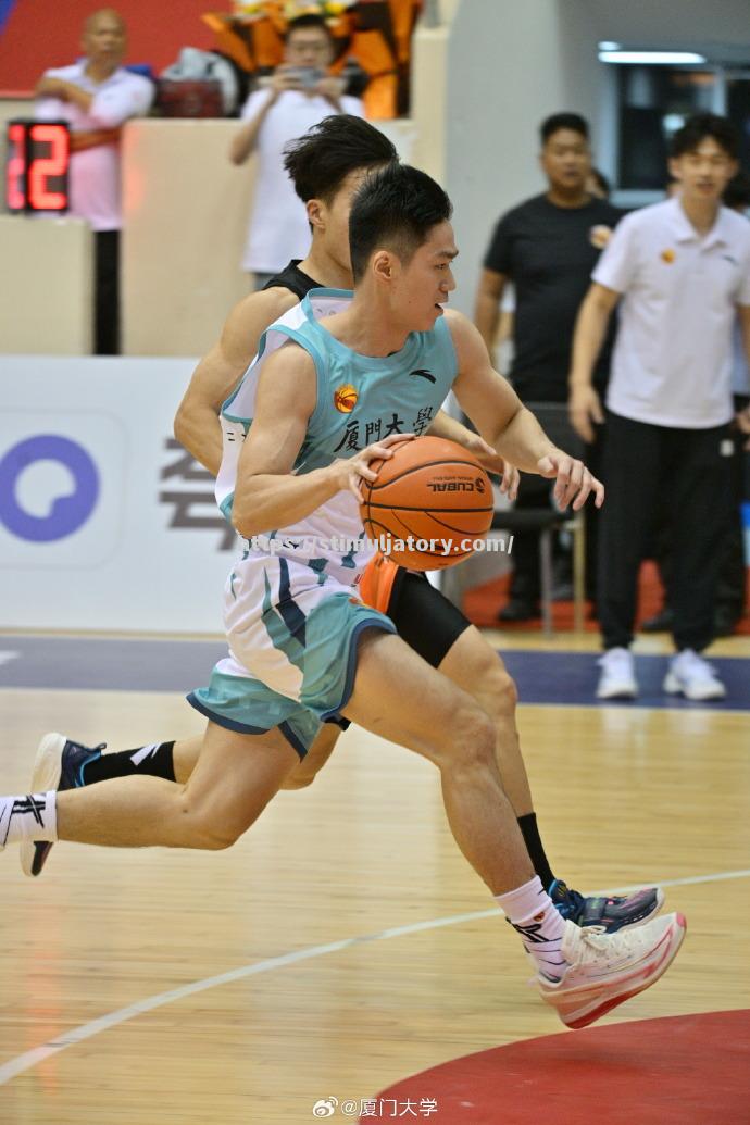 球场上的较量引发全球瞩目，篮球梦想继续