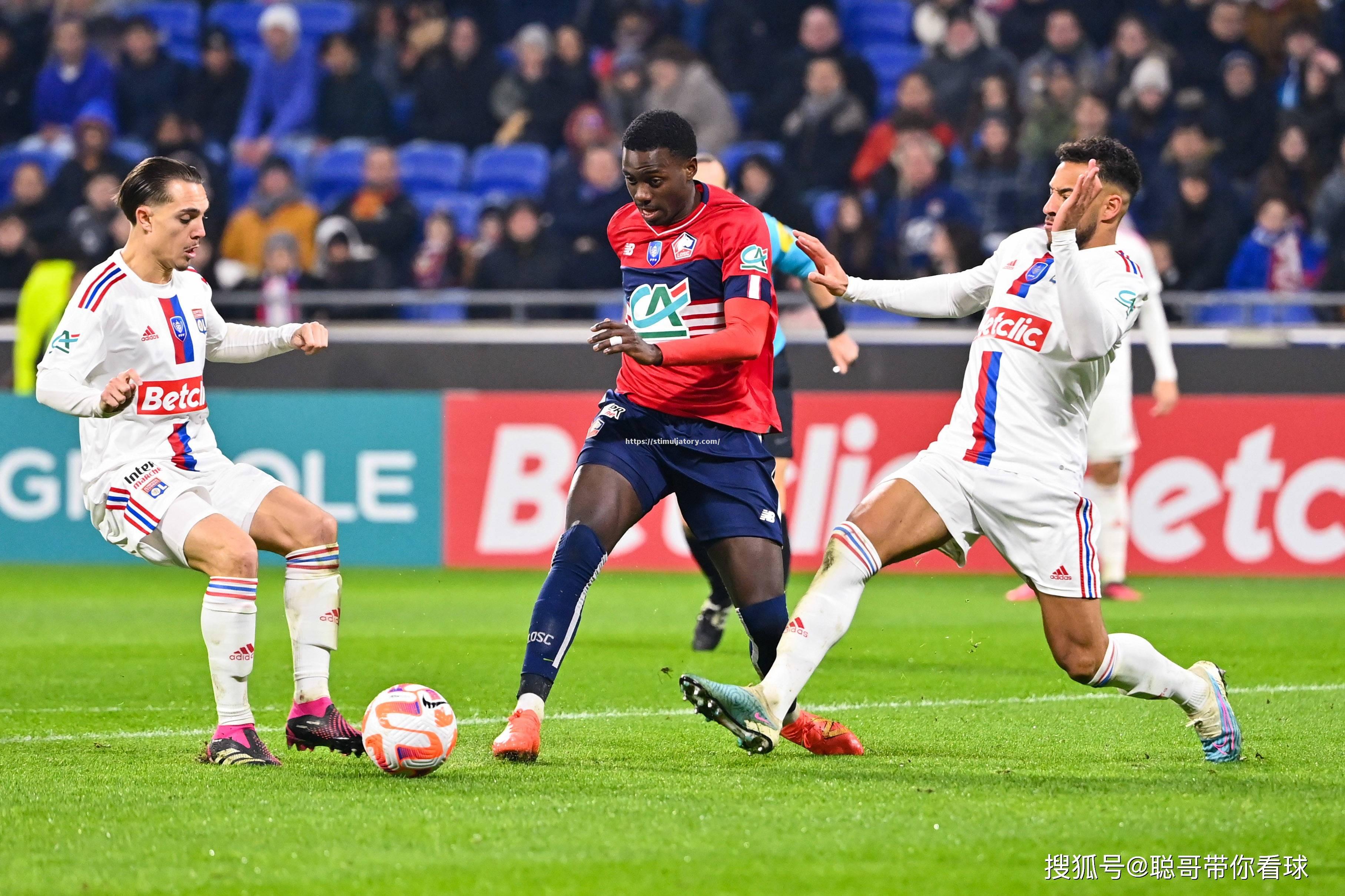 里尔球员受邀参与慈善活动,法甲比赛前展善心 里尔球员受邀参与慈善活动,法甲比赛前展善心