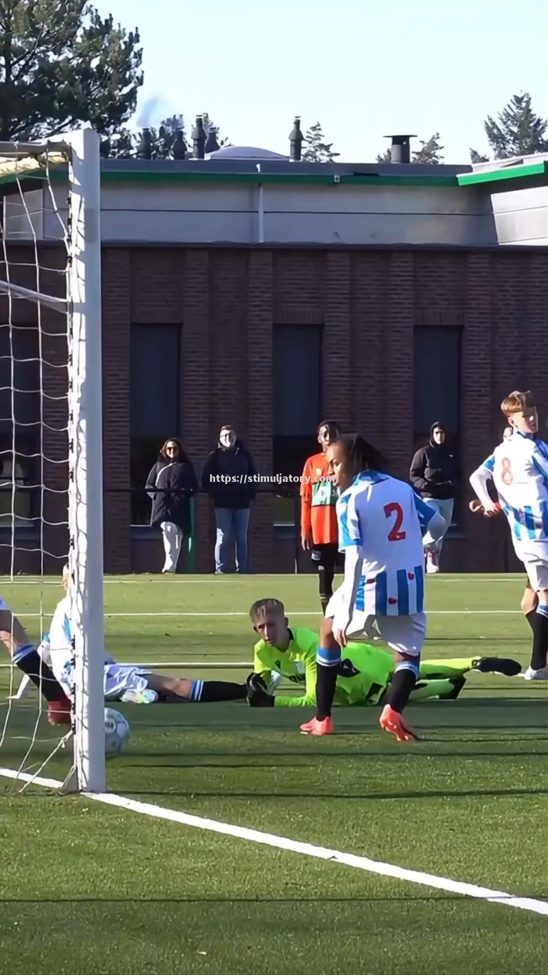 星空体育-赛场燃情激战，球员奋力拼搏争夺胜利