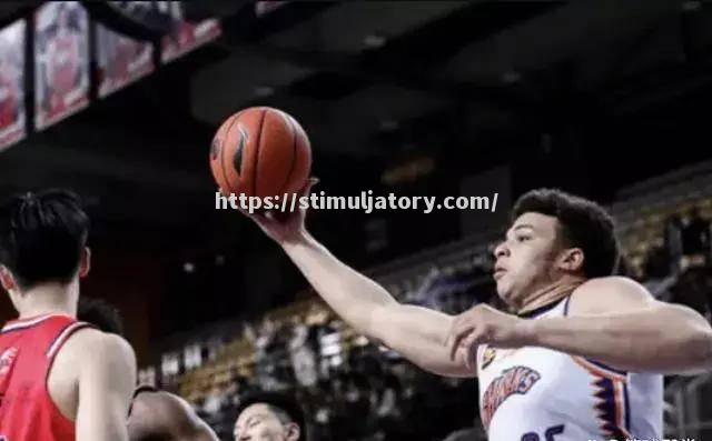 球员在关键时刻挺身而出,帮助球队赢得比赛 球员在关键时刻挺身而出,帮助球队赢得比赛