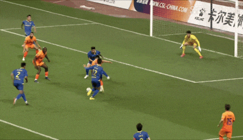 双方球队在场上比拼，激发出无尽激情和斗志