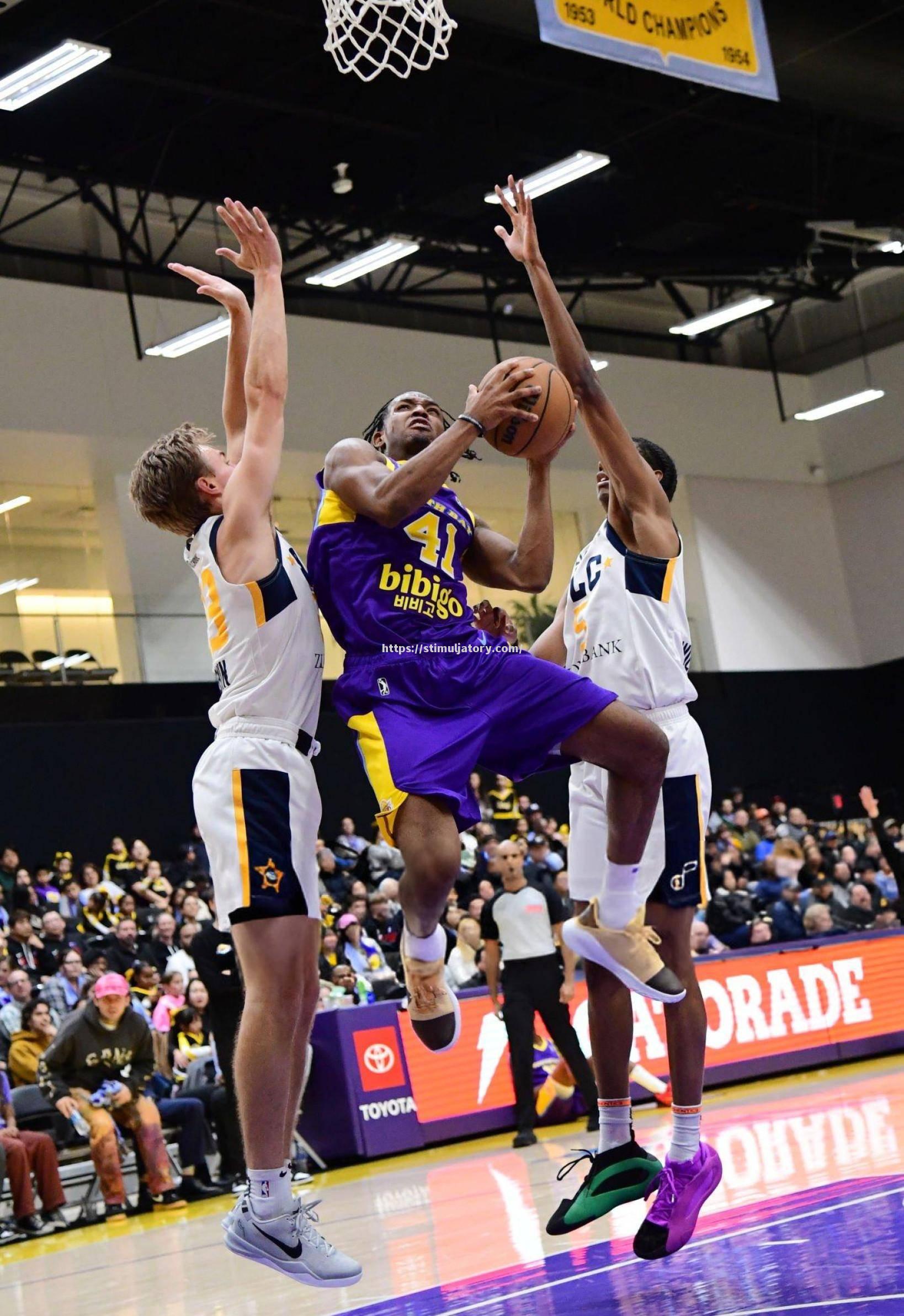 湖人关键时刻发挥,主场逆转开拓者 湖人关键时刻发挥,主场逆转开拓者