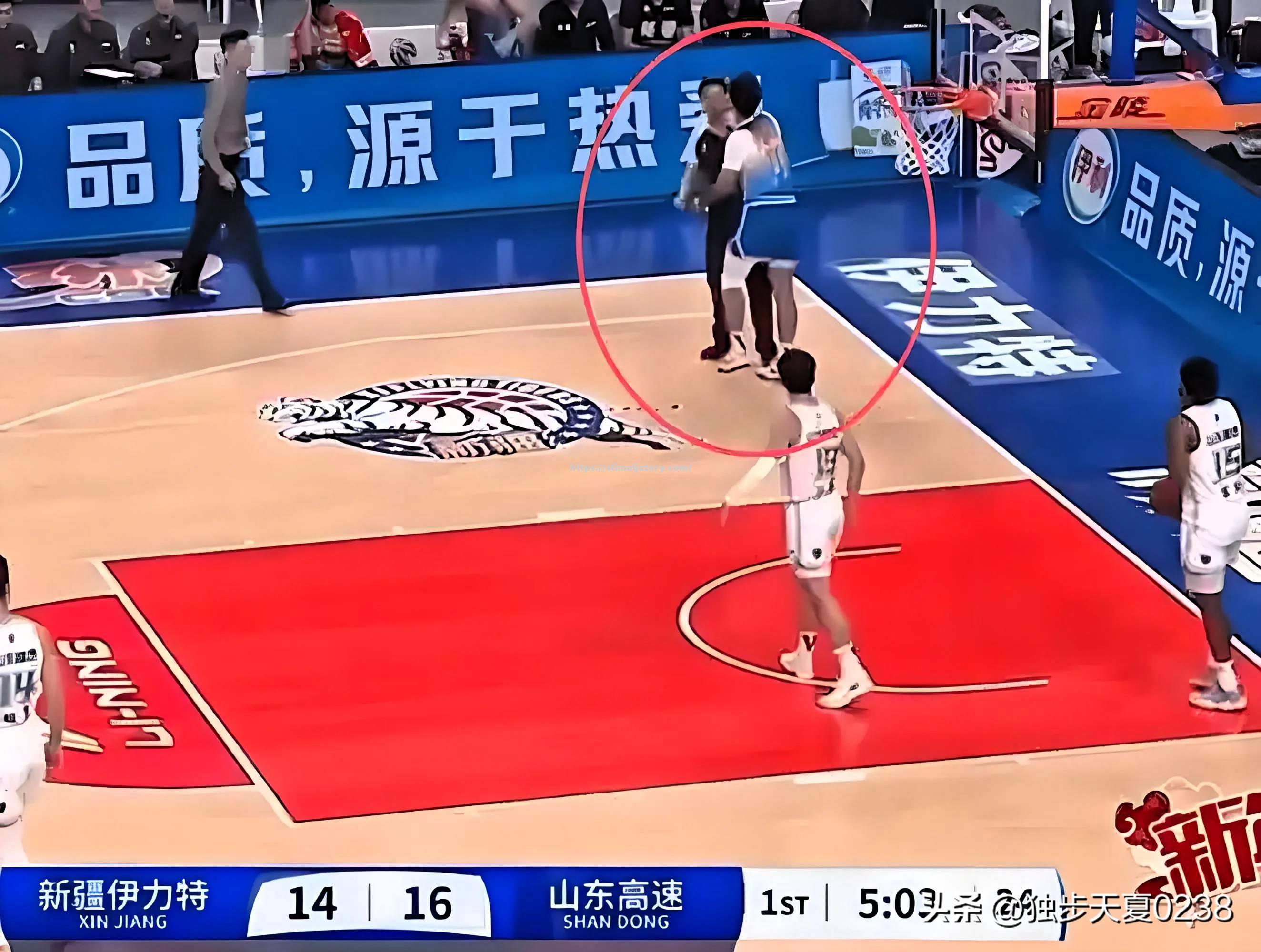 对方防线失误被罚入球,球队积极进攻未放松 对方防线失误被罚入球,球队积极进攻未放松