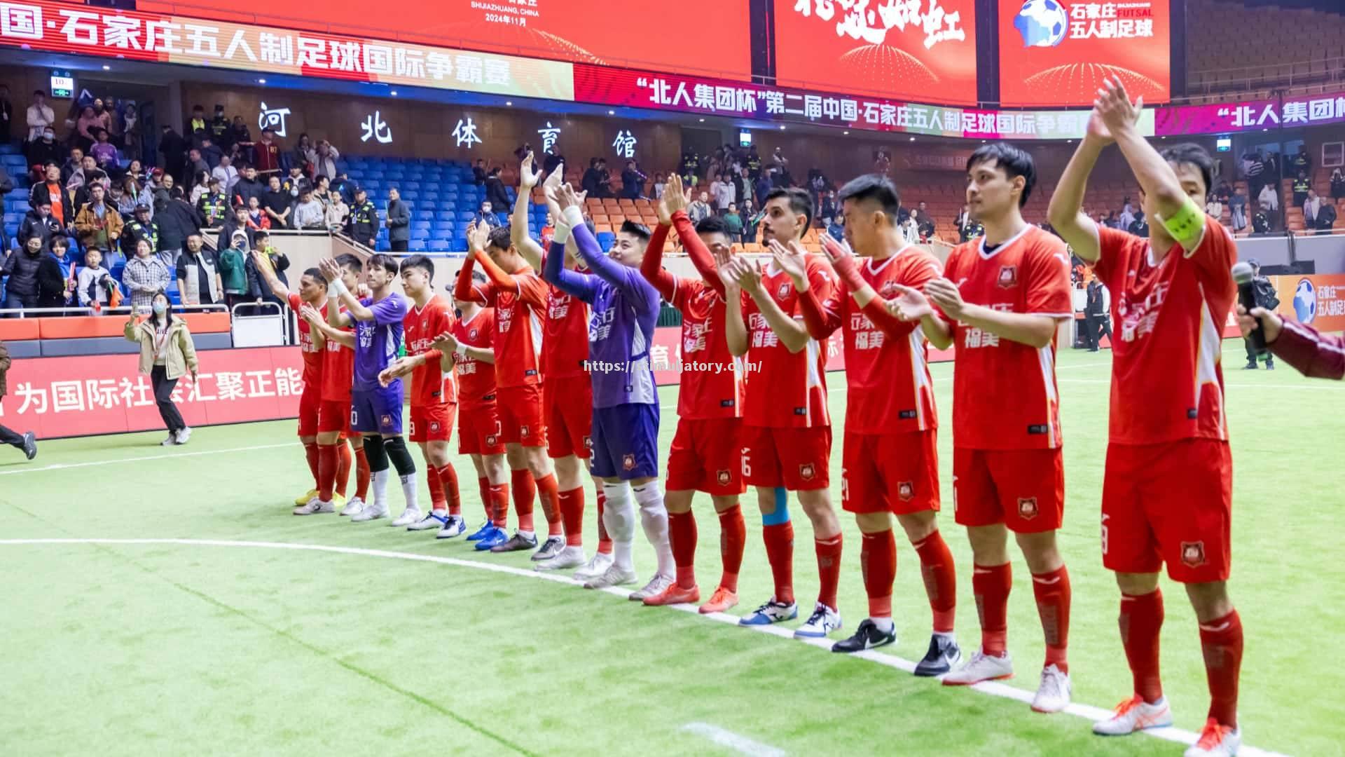 四面八方的球迷聚集在足球比赛现场 四面八方的球迷聚集在足球比赛现场