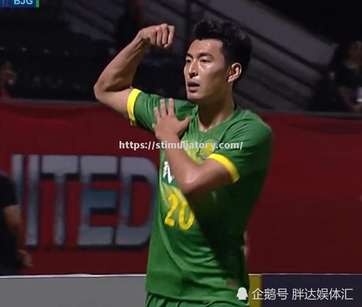 快速反击抢截球权,前锋冷静射门得手 快速反击抢截球权,前锋冷静射门得手