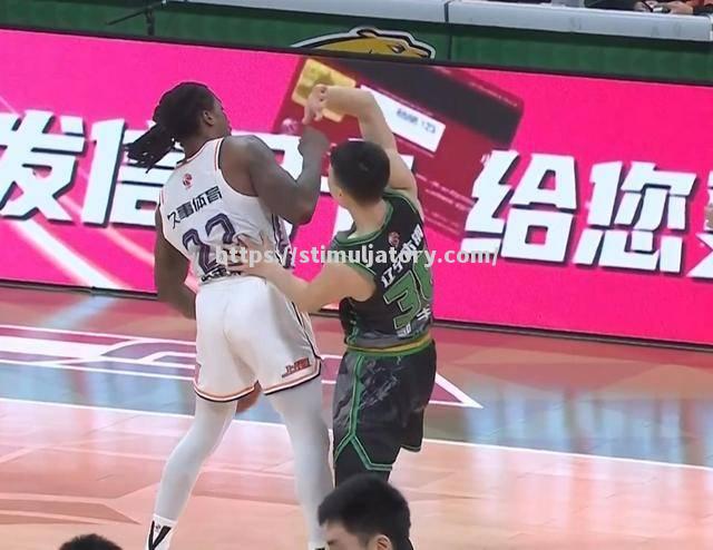 疑似犯规事件引发球迷争议,篮球联赛裁判受质疑 疑似犯规事件引发球迷争议,篮球联赛裁判受质疑