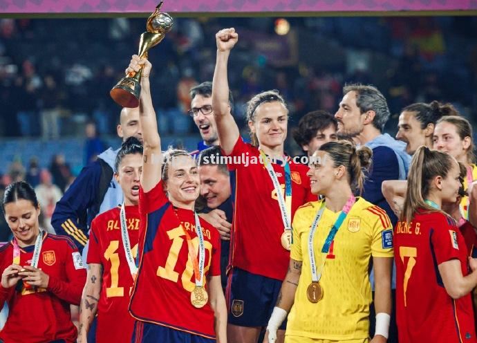 女足比赛冠军捧杯，精彩瞬间永存